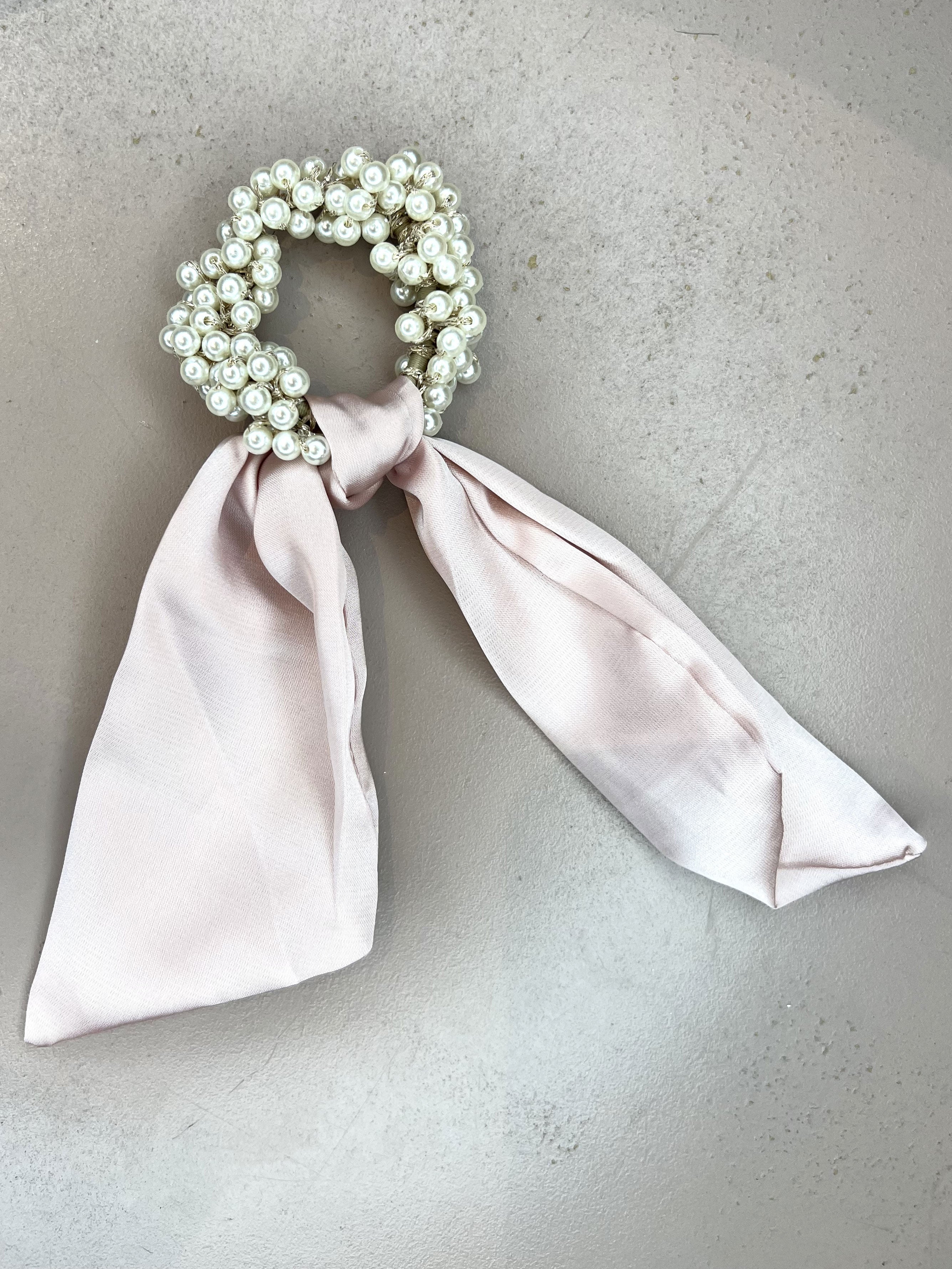 Paris - Sød elastik med hvide perler og lille bånd